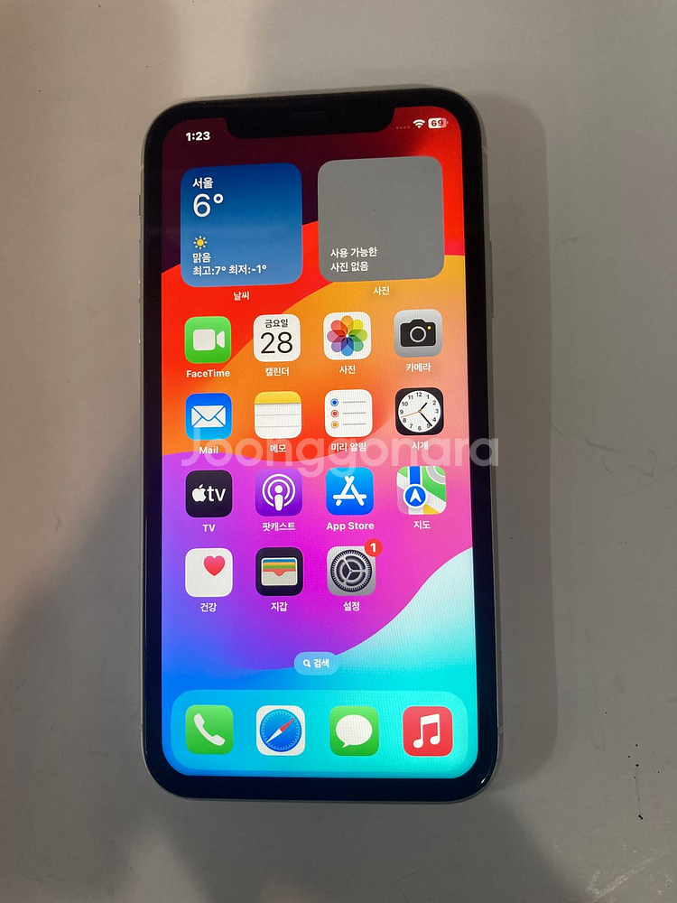 아이폰 11 화이트 64기가 외장 아주깨끗 팝니다.(17만원)--2