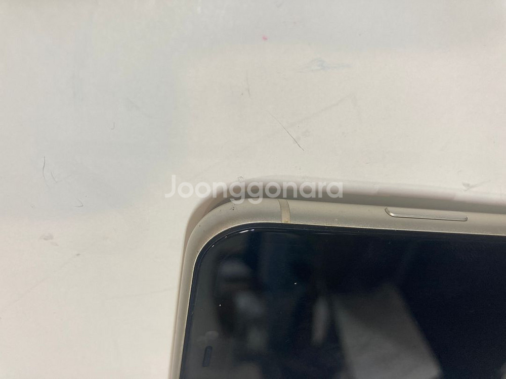 아이폰 11 화이트 64기가 외장 아주깨끗 팝니다.(17만원)--5