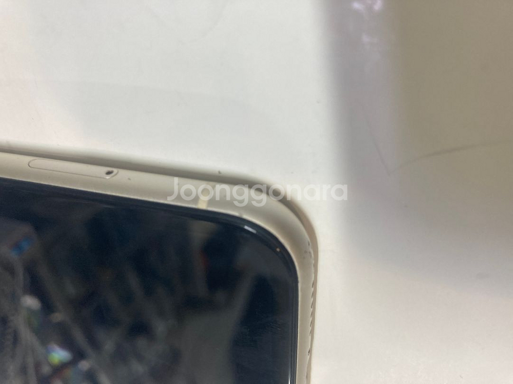 아이폰 11 화이트 64기가 외장 아주깨끗 팝니다.(17만원)--4