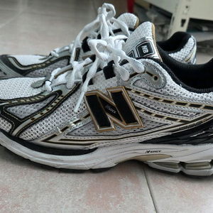 뉴발란스 1906R 화이트골드 운동화
