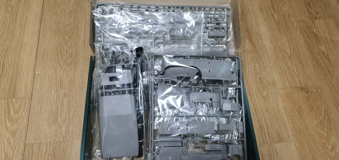 ICM 1/24 G4 with open cover 프라모델--1