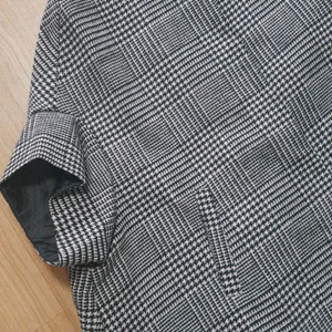 한번밖에 입지않은 여성용 체크무늬 망토코트 입니다