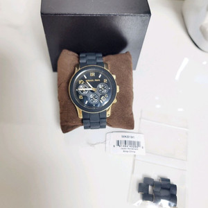 [새제품]마이클코어스 블랙/골드(우레탄) 시계