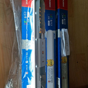 번개표 주광색 30W LED 일자등 새 것 4개 팝니다.