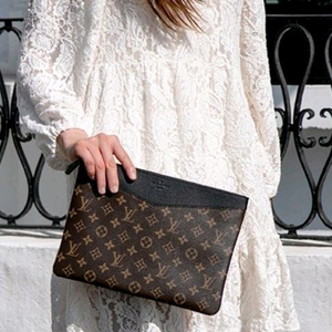 루이비통 데일리 클러치백/파우치백 새상품급 정품(영수증O)구찌프라다디올고야드샤넬셀린느보테가생로랑버버리발렌시아가