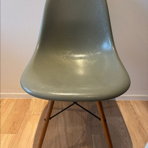 비트라 임스 파이버글라스 사이드체어 DSW Raw Umber 이미지