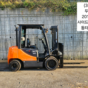 중고지게차 두산 D30S-5 디젤 3톤 지게차(사이드쉬프트, 반캐빈, 통타이어)