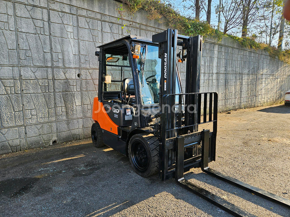 중고지게차 두산 D30S-5 디젤 3톤 지게차(사이드쉬프트, 반캐빈, 통타이어)--1