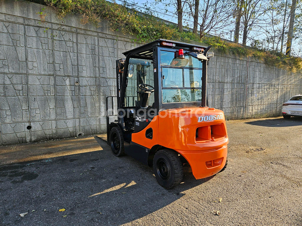 중고지게차 두산 D30S-5 디젤 3톤 지게차(사이드쉬프트, 반캐빈, 통타이어)--2