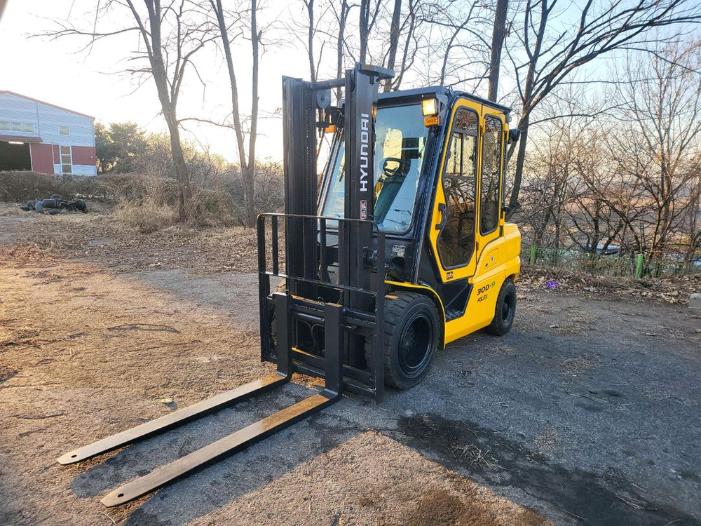 (중고지게차) 현대 30D-9 디젤 지게차(캐빈, 사이드쉬프트, 냉/난방, 후방카메라,안전 경보기)--1