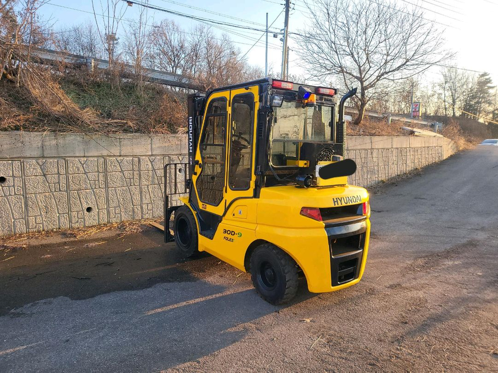(중고지게차) 현대 30D-9 디젤 지게차(캐빈, 사이드쉬프트, 냉/난방, 후방카메라,안전 경보기)--2