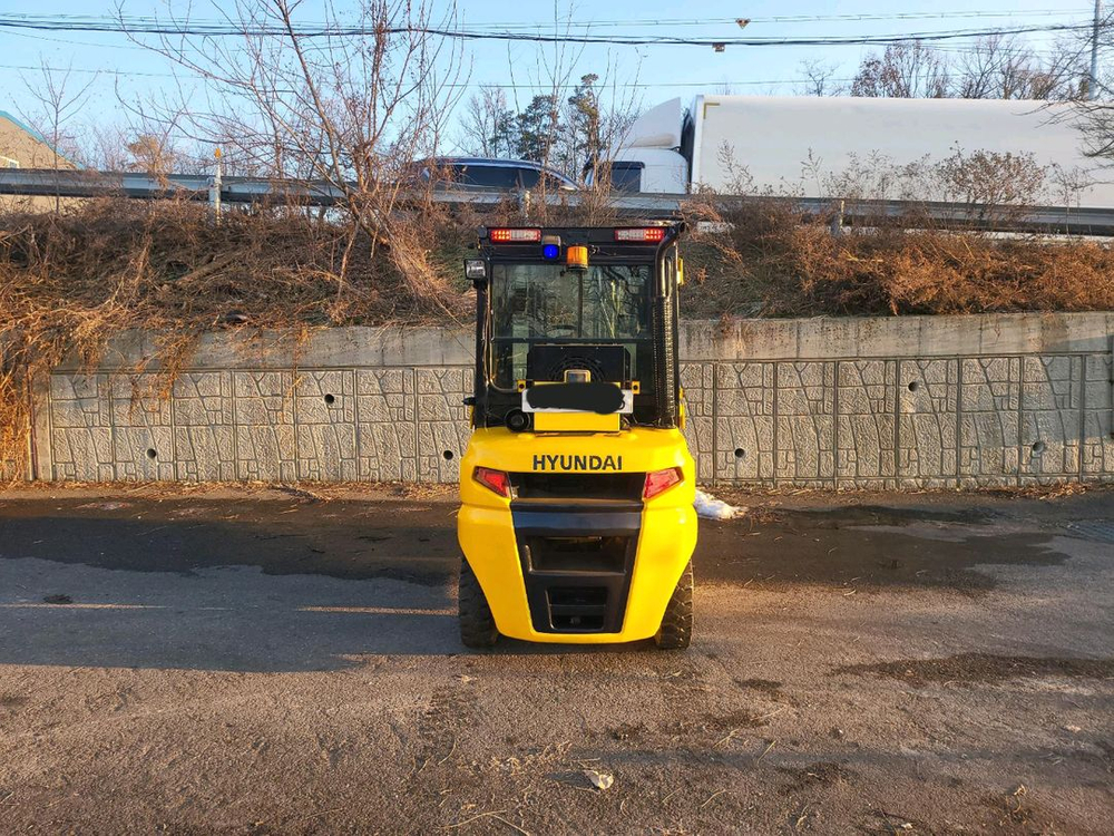 (중고지게차) 현대 30D-9 디젤 지게차(캐빈, 사이드쉬프트, 냉/난방, 후방카메라,안전 경보기)--3