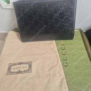 구찌 GG 엠보스 클러치백