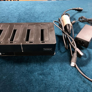 새로텍 4베이 도킹 스테이션