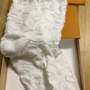 루이비통 엠보싱 패턴 흰색 양말