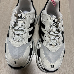 아디다스 X 발렌시아가 트리플S 이미지