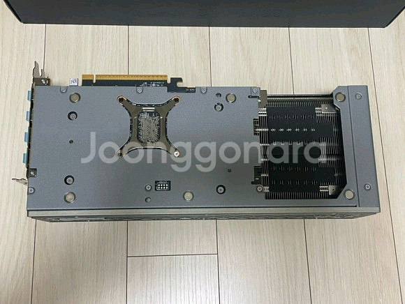 사파이어 9070 XT 니트로 그래픽카드--3