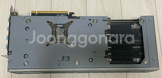 사파이어 9070 XT 니트로 그래픽카드--7