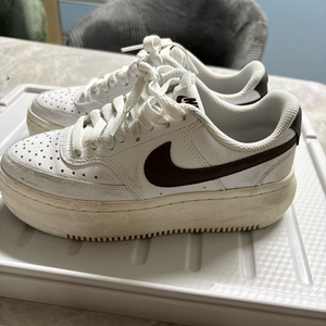 나이키 화이트 스니커즈 225