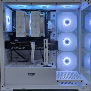 7800x3d, 5070 블랙&화이트 게이밍피씨 팝니다