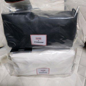 헌터 X 스타벅스 콜라보 파우치 블랙/화이트 팝니다.