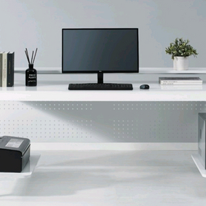 누마 델타 게이밍 컴퓨터 책상 풀세트 팝니다.