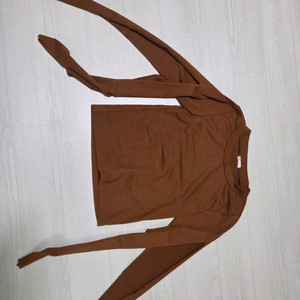 브라운 절개 티셔츠