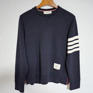 2 톰브라운 네이비 사선완장 스티치 남성 맨투맨 MJT021H 00535