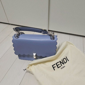 펜디 캔아이 스카이블루 체인백