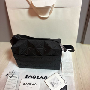 바오바오 트랙 (Track) 크로스백 판매합니다.