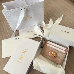 디올 몽테인 30 프리지아 카드지갑 핑크 공홈에서 구매