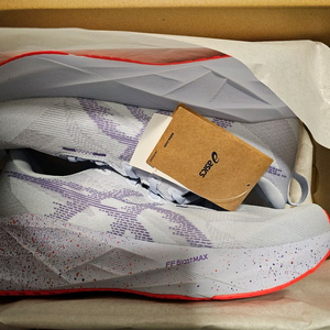 새제품 아식스 노바블라스트 도쿄 런닝화 235 250 255 260 팝니다