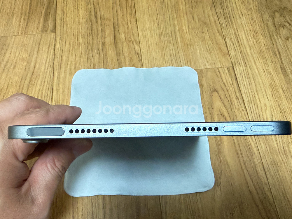 아이패드 미니 A17 pro + 정품 스마트폴리오 케이스 새제품급 팝니다--4