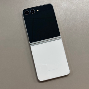 갤럭시Z플립5 화이트색상 256용량 가성비 꿀매물 서브용 배달용 게임용 추천