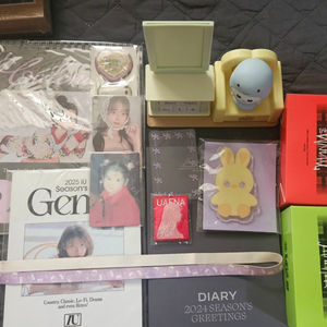 아이유 cdp 2개 , 꽃갈피/트위티 앨범 각 2개, 7&8기 팬클럽 키트, 기타 굿즈 많이 일괄