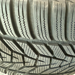 [판매] 윈터타이어 판매합니다. X5 40i(G05) M스포츠 패키지에 장착 아이셉트 에보3 X