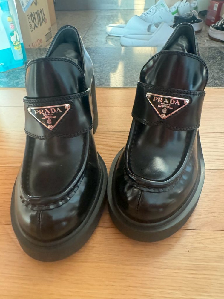 프라다 브러시드 가죽 힐 로퍼 35.5 새상품--5