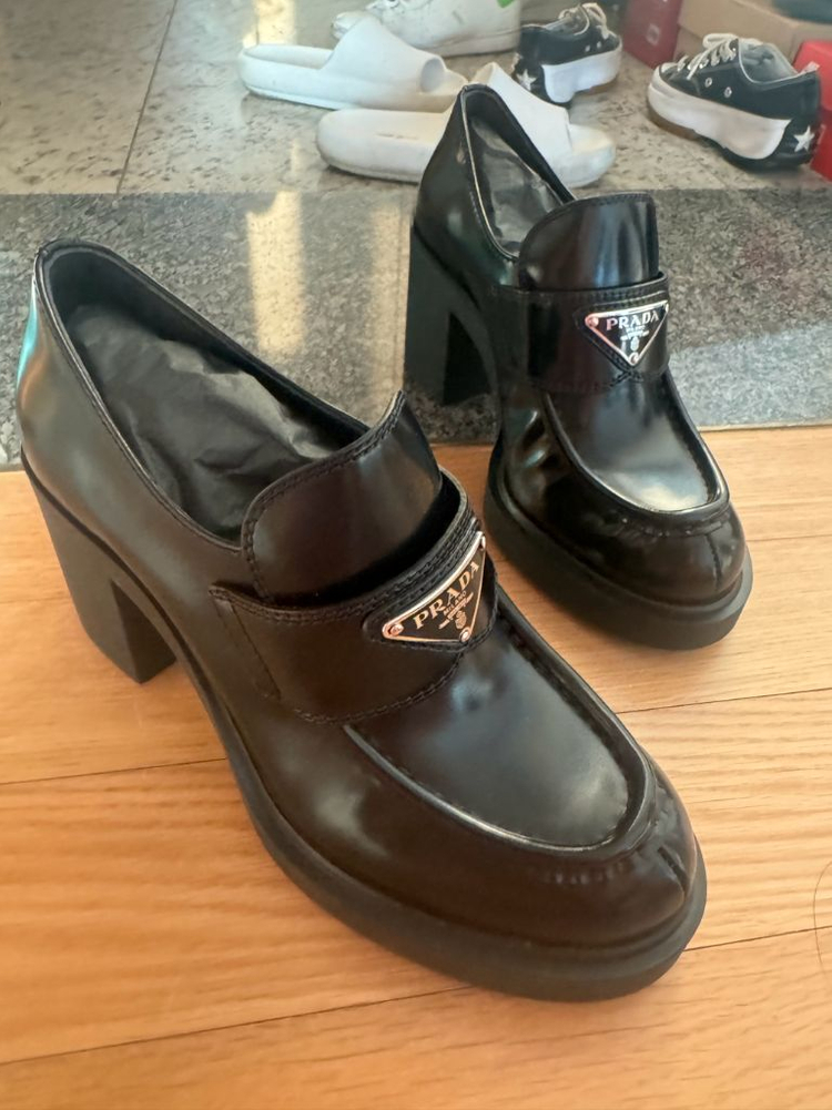 프라다 브러시드 가죽 힐 로퍼 35.5 새상품--6
