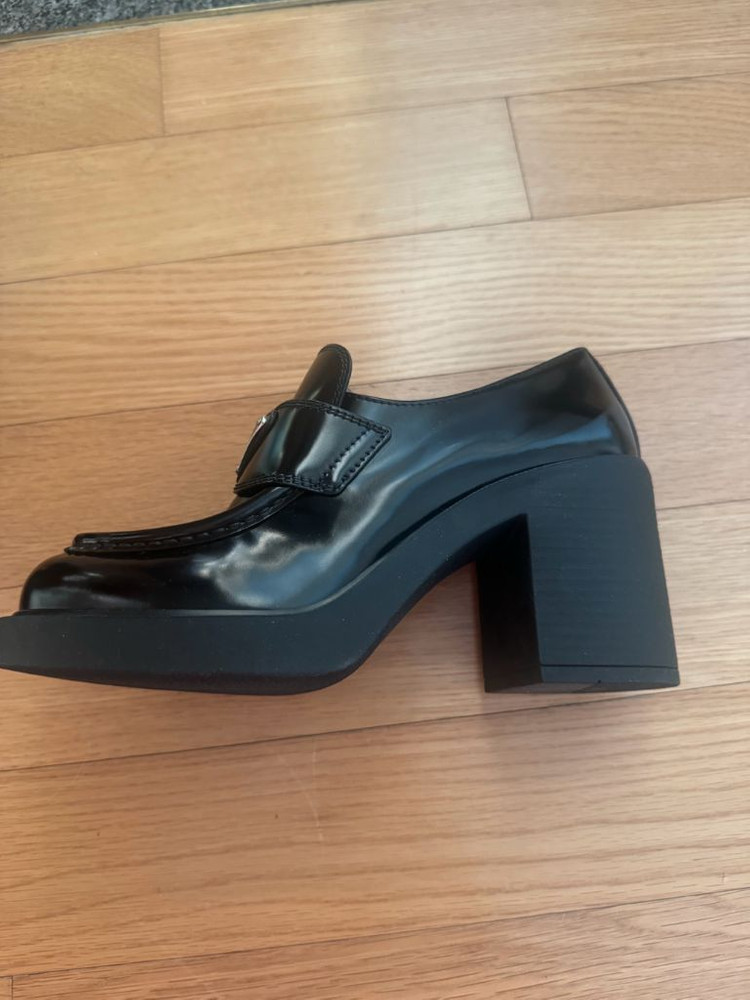 프라다 브러시드 가죽 힐 로퍼 35.5 새상품--7