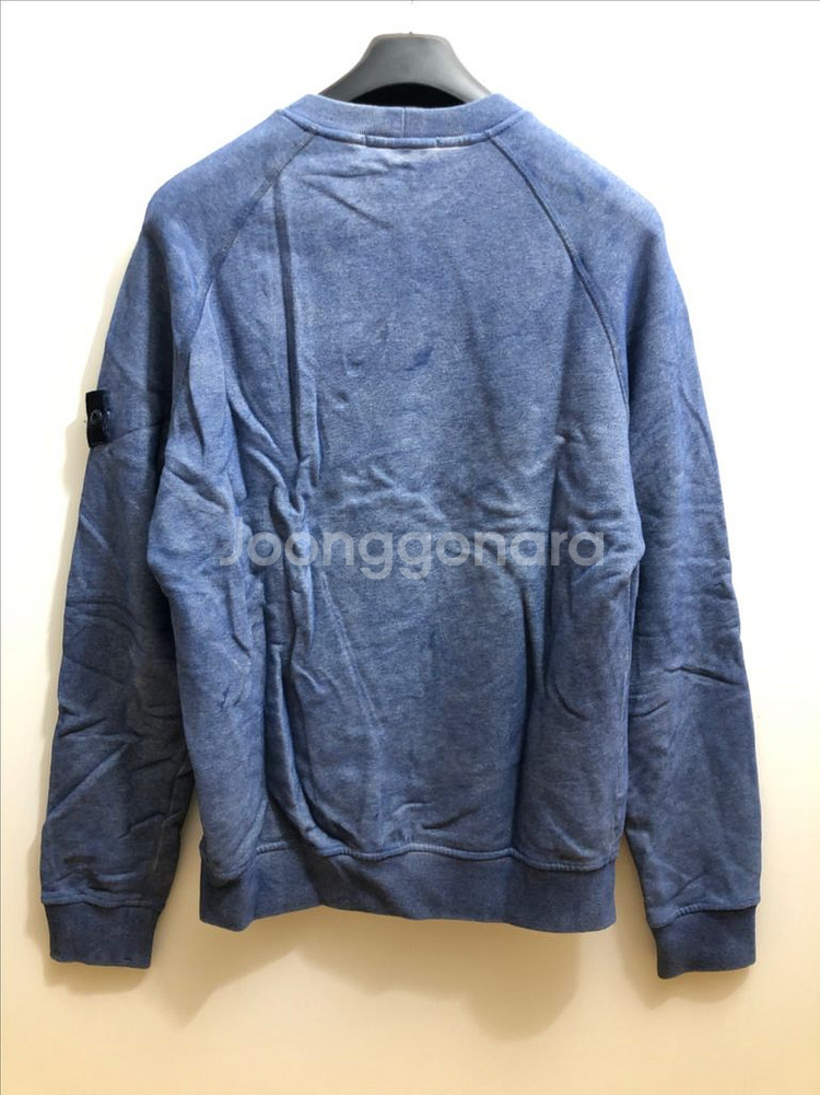 [S] 스톤아일랜드 더스트 컬러 트리트먼트 맨투맨 블루--2