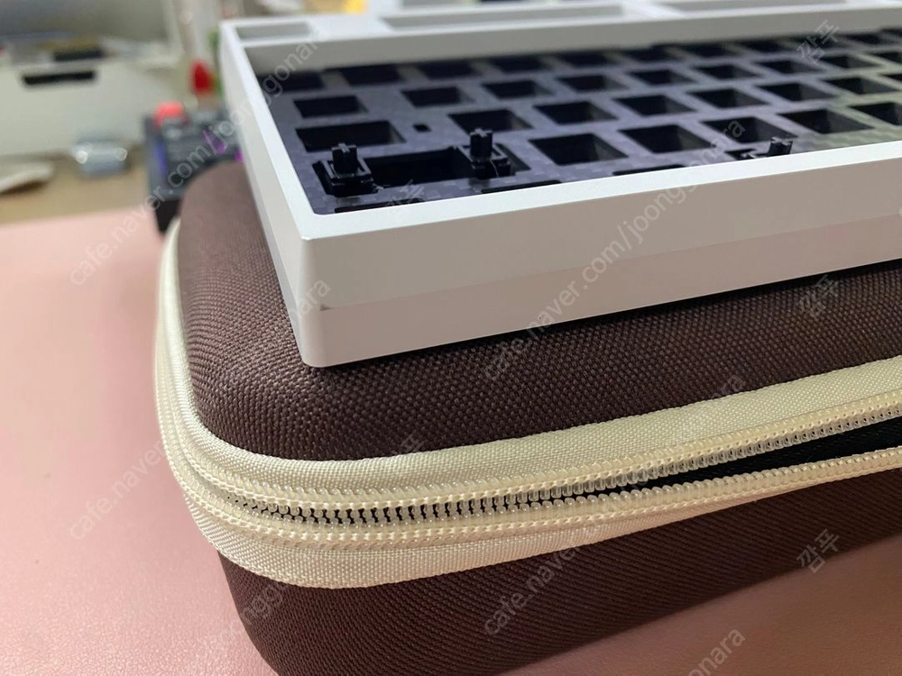 qk100 화이트(골드 무게추/핫스왑/카본보강,폼보강) 팝니다. 이미지