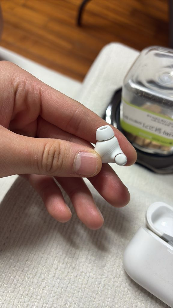 에어팟 프로 2세대 왼쪽 유닛 이미지