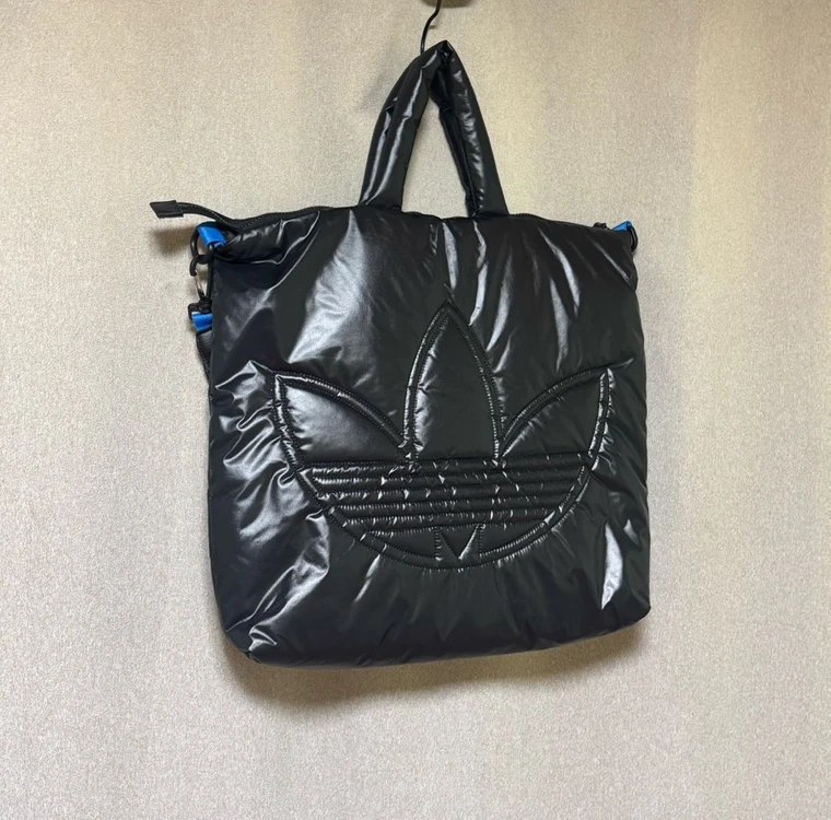 아디다스 오리지널 유광 패딩 토트백 퀼팅 가방 이미지