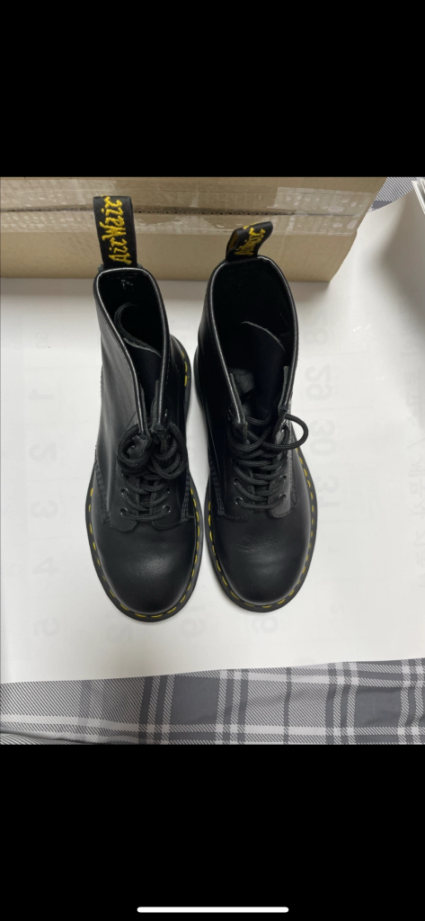 닥터마틴 1460 8홀 uk4 이미지