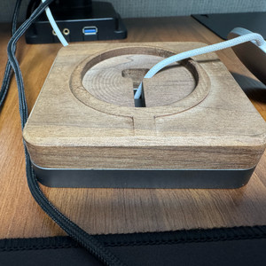 애플 맥세이프 스탠드 월넛 우드 거치대 팝니다