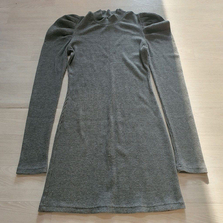 그레이 퍼프 골지 니트 미니 원피스 반폴라 슬림핏 섹시 반목 어깨 소매 회색 밀착핏 홀복 드레스 연말파티룩 하객룩 이미지