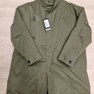 무신사 브이투 피쉬테일 패딩 파카 (KHAKI) L사이즈 새제품