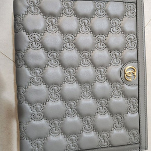 구찌 GG 마틀라세 엠보싱 파우치