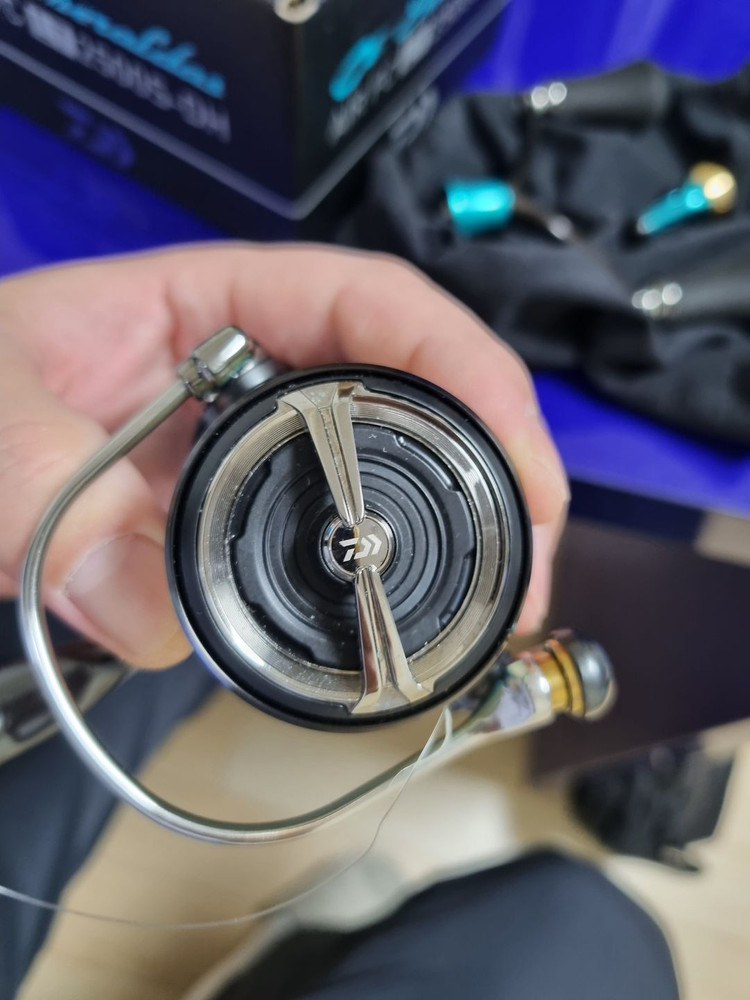 에메랄다스 AIR FC LT2500S-DH 릴 이미지