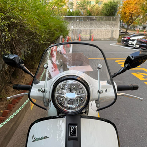 베스파 gts125, gts300(스마트키 버젼) 전용 정품 클리어 숏스크린 팝니다